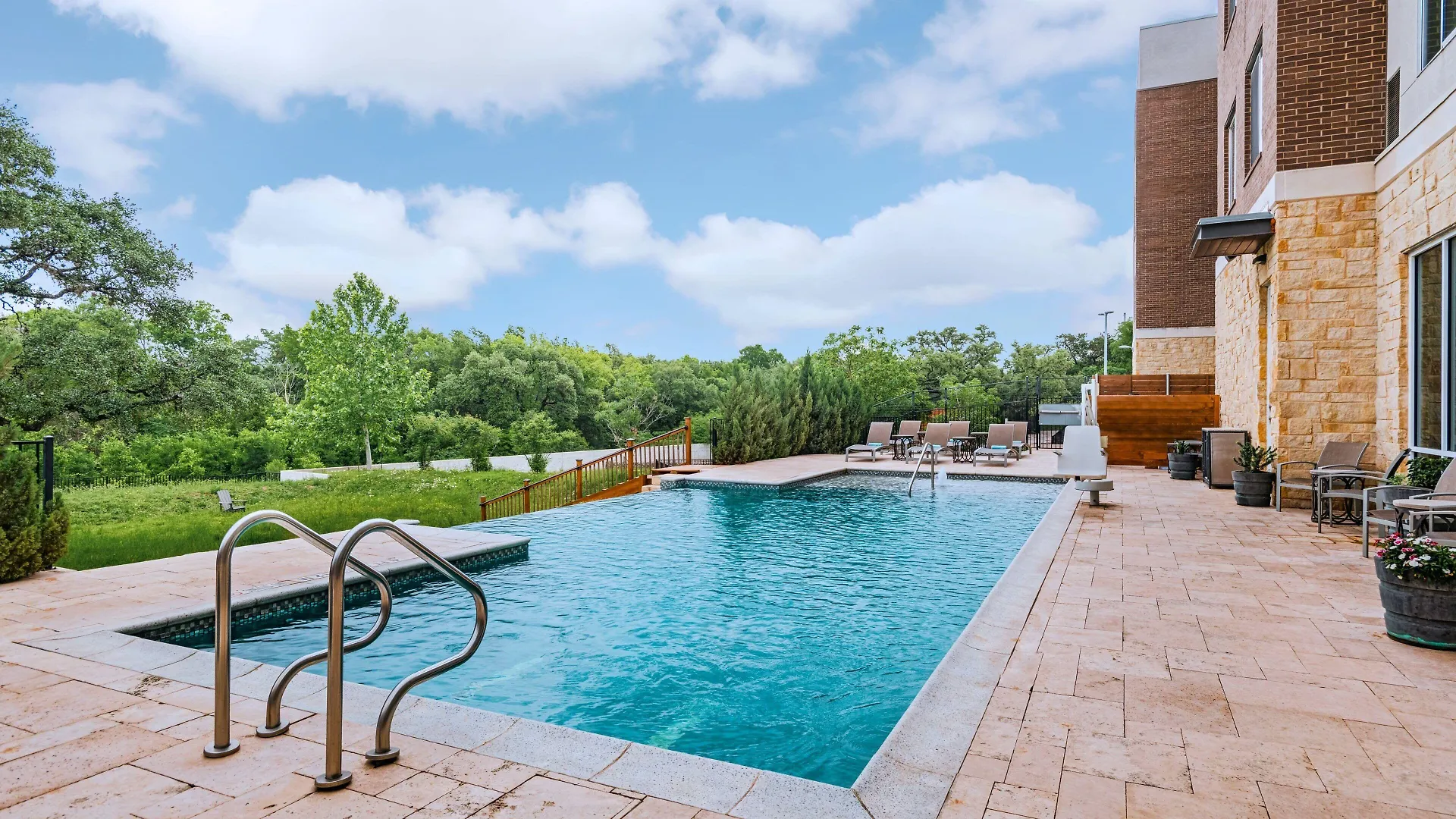 Where to Stay Near SoCo District: 4 Central Austin Hotels