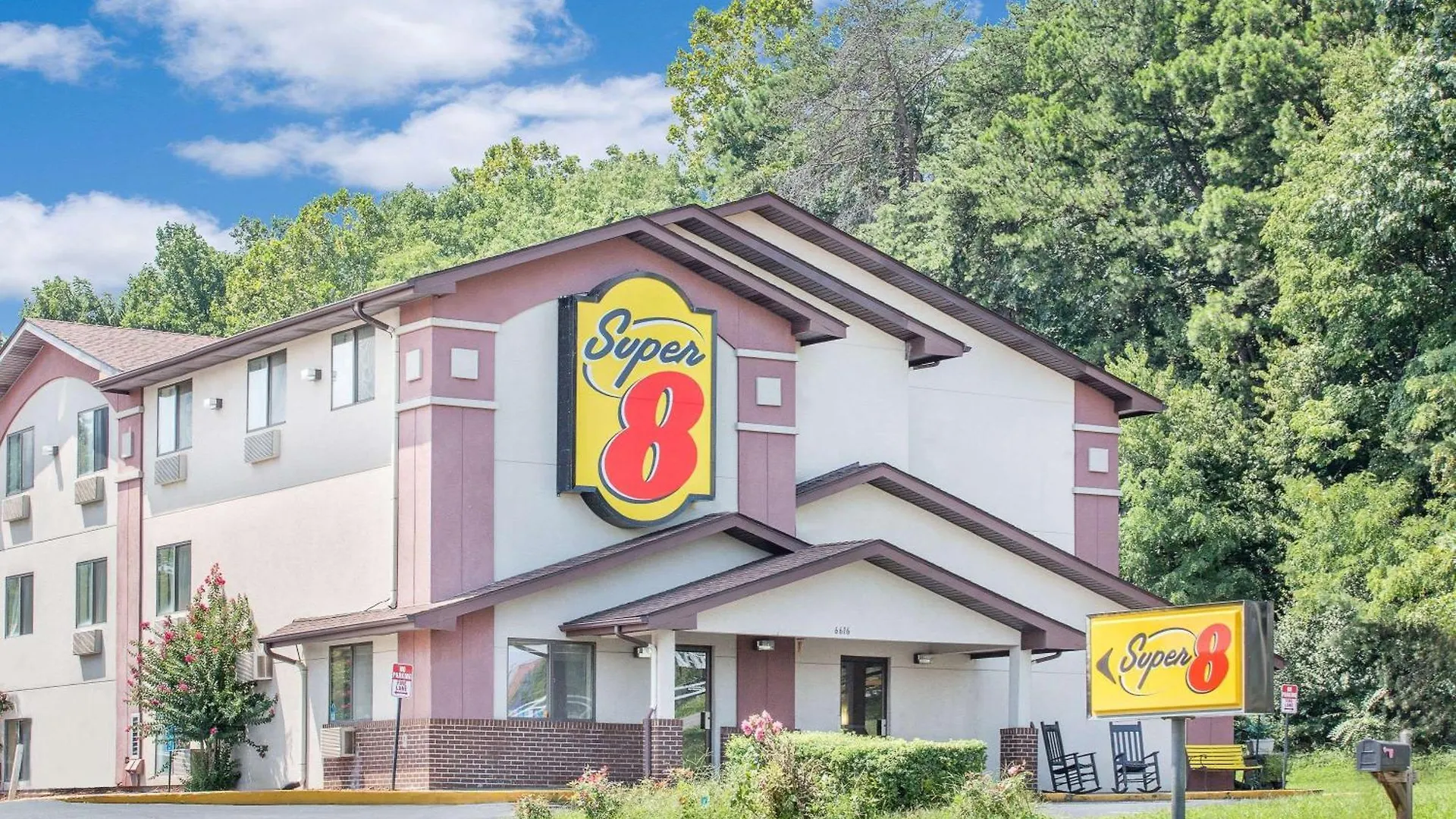 Where to Stay Near Oak Grove Plaza: 4 Budget Hotels in Salem