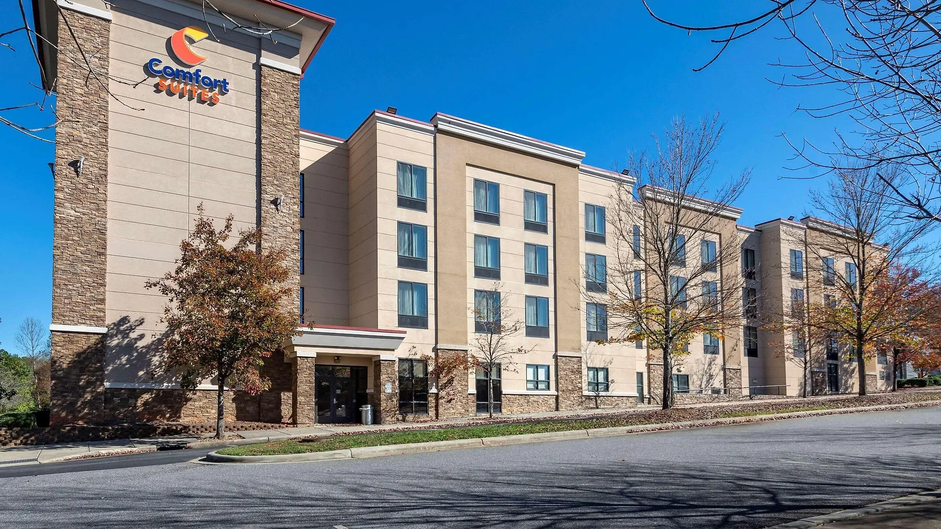4 Golf Hotels Close to John M. Belk Arena, Charlotte