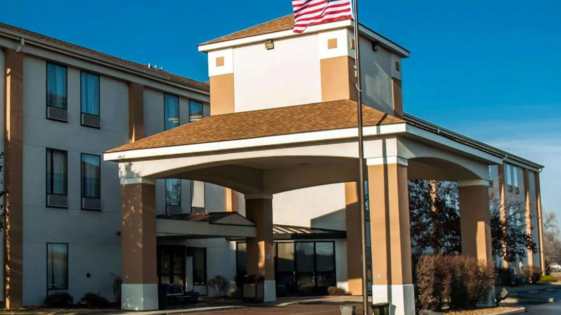 2 Top-Rated Hotels Close to Soldiers Memorial Military Museum